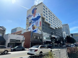 ロサンゼルスのダウンタウンにある「MIYAKO HOTEL」の外壁には、大谷翔平選手の壁画が描かれている＝記事中の写真はすべて筆者提供