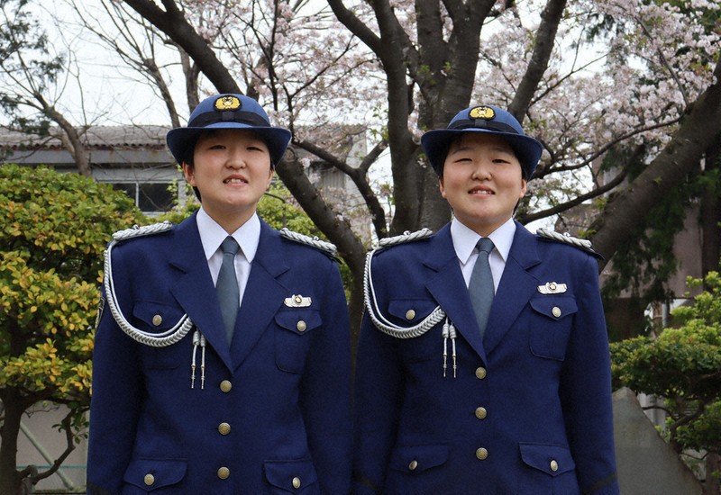 双子の香怜さんと怜香さん 「一緒に警察官に」夢かなえ入校式 | 毎日新聞