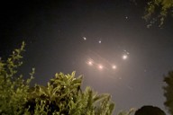 イランによる空からの攻撃をイスラエル軍は防空システム「アイアンドーム」で迎撃した＝エルサレムで4月14日午前1時46分、松岡大地撮影