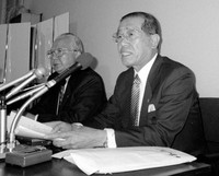 社長交代人事を発表する当時のアサヒビールの瀬戸雄三社長（左）と福地茂雄副社長＝1999年1月13日撮影