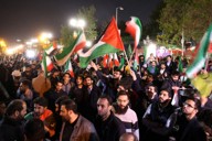 テヘランにある英国大使館前で開かれた反イスラエル集会に参加する市民ら＝2024年4月14日、WANAロイター