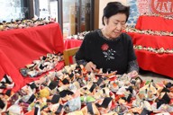 被災地への思いを込めたかえりびなを展示している西村悌子さん＝滋賀県守山市守山3の「アートスペース　絆」で2024年4月4日午後5時13分、飯塚りりん撮影