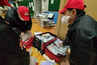 能登半島地震で被災者の支援に当たる小林賢吾さん（右）＝熊本赤十字病院提供