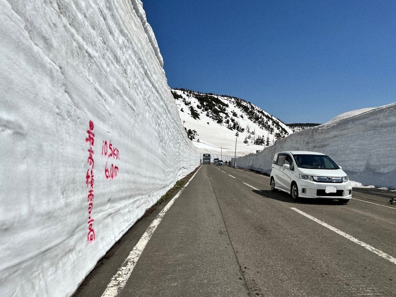 高さ6メートルの「雪の回廊」 八幡平アスピーテラインが開通 | 毎日新聞