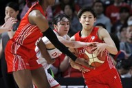 【富士通－デンソー】第1クオーター、攻める富士通の町田瑠唯（右）＝東京・武蔵野の森総合スポーツプラザで2024年4月15日、和田大典撮影