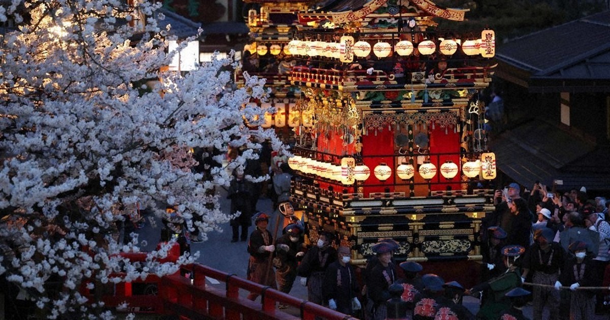 岐阜県の祭り屋台 華やか、屋台曳きそろえ 春の高山祭 2日間で18万8000人 人形からくり