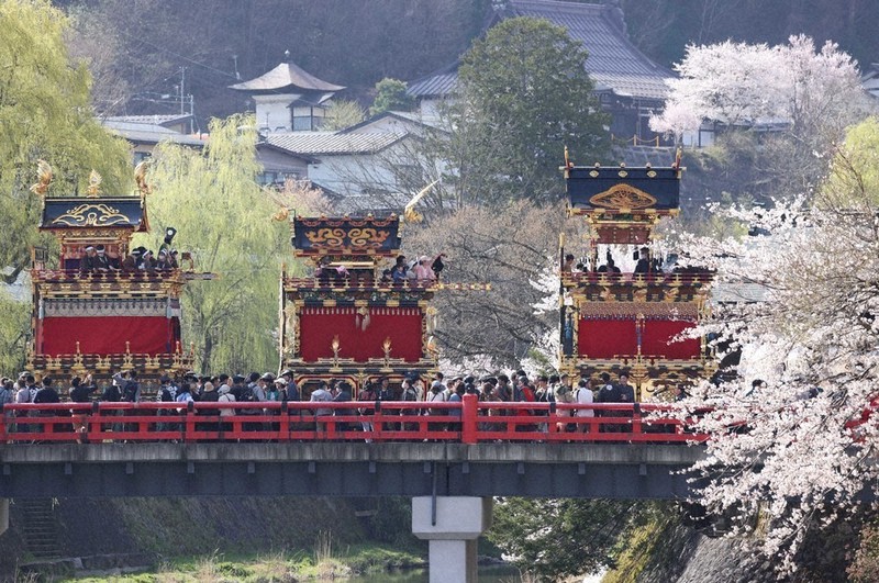 岐阜県の祭り屋台 華やか、屋台曳きそろえ 春の高山祭 2日間で18万8000人 人形からくり