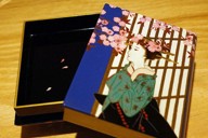 小村雪岱の美人画を蒔絵にした小物入れ＝京都市北区のKANEGAEで2024年4月13日午後3時57分、矢倉健次撮影