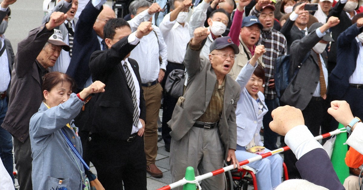 出陣式で「頑張ろう」と気勢を上げる支持者ら＝長崎県大村市で2024年4月16日午前10時22分、松本美緒撮影