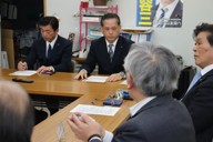 支持者の声を聞く自民党長崎県連の前田哲也幹事長（奥左から2人目）ら＝長崎県新上五島町で2024年4月13日午前11時12分、松本美緒撮影