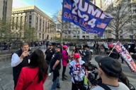 裁判所の前でメディアの取材を受けるトランプ前大統領の支持者ら＝米ニューヨークで2024年4月15日、八田浩輔撮影