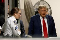 休憩を終えて法廷に戻るトランプ前大統領（右）＝米ニューヨークで2024年4月15日、ロイター