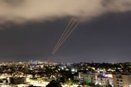 イランによるドローンやミサイルに対応し、稼働したイスラエルの防空システム＝イスラエル南部アシュケロンで2024年4月14日、ロイター