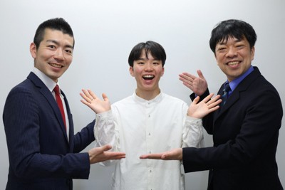 オンラインイベントを終えて記念撮影に納まる友野一希選手（中央）と倉沢仁志記者（左）、芳賀竜也デスク＝東京都千代田区で2024年4月8日、猪飼健史撮影