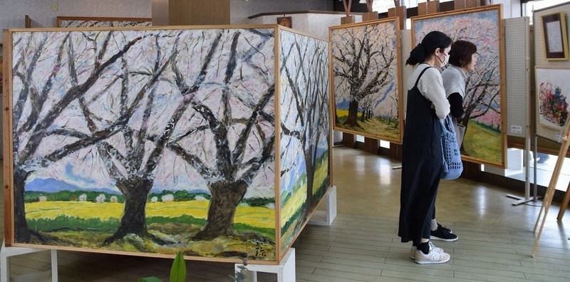 105歳描く桜も生き生きと 画家・弥勒さん個展 20日まで新富 ／宮崎