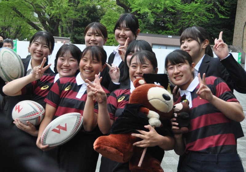 早稲田大ラグビー部に女子部誕生 伝統の赤黒ジャージーに笑顔 | 毎日新聞