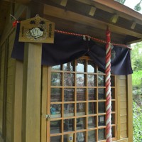 猫を描いた絵馬が飾られ、「ねこ稲荷」として親しまれる西坂稲荷神社＝福島市御山で2024年4月18日午前9時57分、錦織祐一撮影