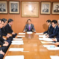 自民党の「安定的な皇位継承の確保に関する懇談会」で発言する麻生太郎副総裁（中央）＝同党本部で2024年4月19日午後4時1分、平田明浩撮影