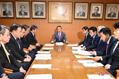 自民党の「安定的な皇位継承の確保に関する懇談会」で発言する麻生太郎副総裁（中央）＝同党本部で2024年4月19日午後4時1分、平田明浩撮影