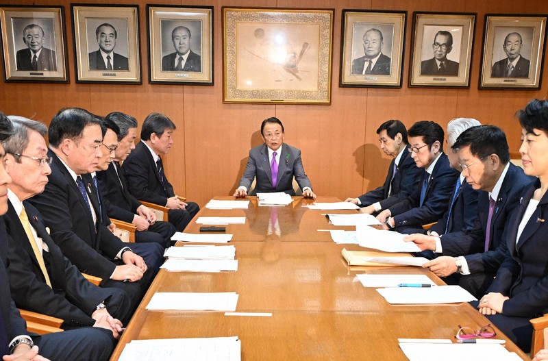 自民党の「安定的な皇位継承の確保に関する懇談会」で発言する麻生太郎副総裁（中央）＝同党本部で2024年4月19日午後4時1分、平田明浩撮影