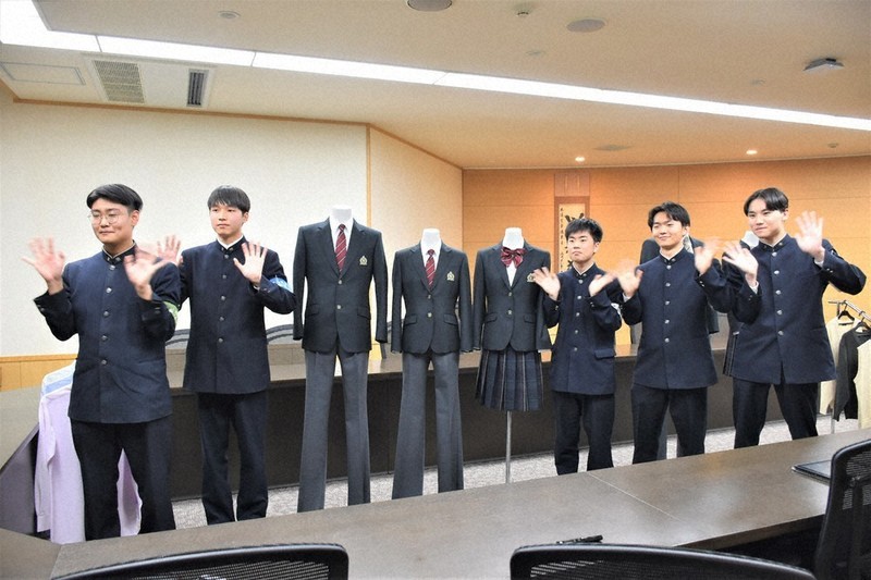 伝統の詰め襟からブレザースタイルに 東福岡高・中、共学化で新制服