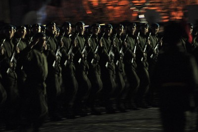 月明かりの下、対独戦勝70年記念軍事パレードの予行演習で行進するロシア軍兵士＝モスクワ・赤の広場で2015年5月4日午後、真野森作撮影