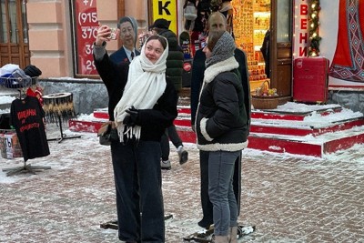 プーチン露大統領の等身大写真パネルと「自撮り」をする女性＝モスクワで2024年2月18日、山衛守剛撮影