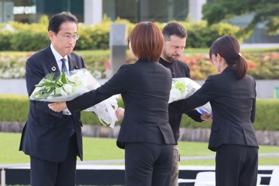 原爆慰霊碑に献花するウクライナのゼレンスキー大統領（右）と岸田文雄首相＝広島市中区で2023年5月21日（外務省提供）