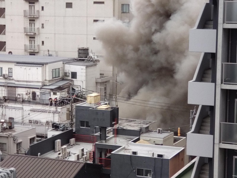 黒煙が上がる北九州市小倉北区魚町の火災現場=北九州市小倉北区で2024年4月20日午前10時48分、山下智恵撮影