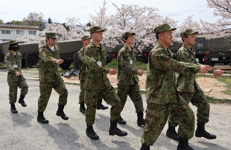 若手社員、きびきび行進 陸自福知山駐屯地で体験入隊再開 ／京都