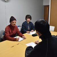 DV被害者の話を聞く一般社団法人「白鳥の森」の野口登志子代表理事（右奥）ら＝徳島県で2024年1月10日午後5時4分、川原聖史撮影