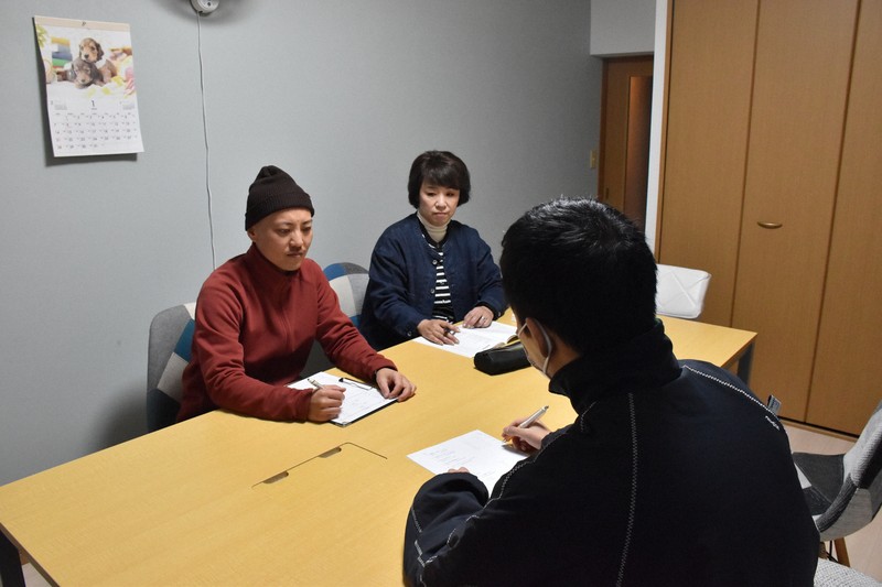 DV被害者の話を聞く一般社団法人「白鳥の森」の野口登志子代表理事（右奥）ら＝徳島県で2024年1月10日午後5時4分、川原聖史撮影