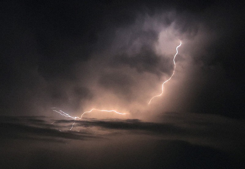 雷から身を守るには? 真っ黒な雨雲、涼しい風…前兆察知が重要 | 毎日新聞