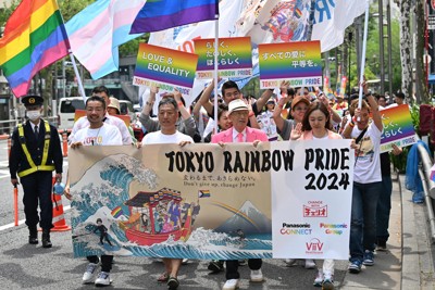 「東京レインボープライド2024」のパレードに参加した大勢の人たち＝東京都渋谷区で2024年4月21日午後0時20分、三浦研吾撮影