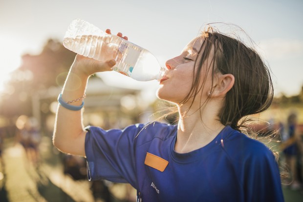 ペットボトルの水に注意！ 1ℓ飲むと…… | ヘルスデーニュース | 毎日 