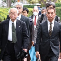 弾劾裁判所へ向かう仙台高裁の岡口基一判事（右）＝東京都千代田区で2024年4月3日午後1時43分、玉城達郎撮影