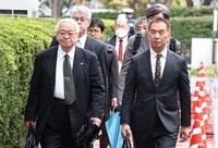 弾劾裁判所へ向かう仙台高裁の岡口基一判事（右）＝東京都千代田区で2024年4月3日午後1時43分、玉城達郎撮影