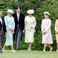 春の園遊会に臨まれる天皇、皇后両陛下と長女愛子さま、秋篠宮ご夫妻と次女佳子さま＝東京都港区の赤坂御苑で2024年4月23日午後2時25分、幾島健太郎撮影