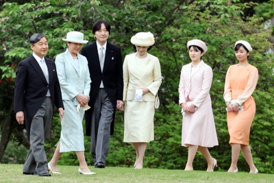 春の園遊会に臨まれる天皇、皇后両陛下と長女愛子さま、秋篠宮ご夫妻と次女佳子さま＝東京都港区の赤坂御苑で2024年4月23日午後2時25分、幾島健太郎撮影