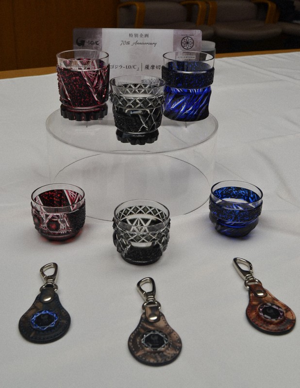 きらめく薩摩切子の器、底にゴジラ 表面には“皮膚の質感”を表現 [写真