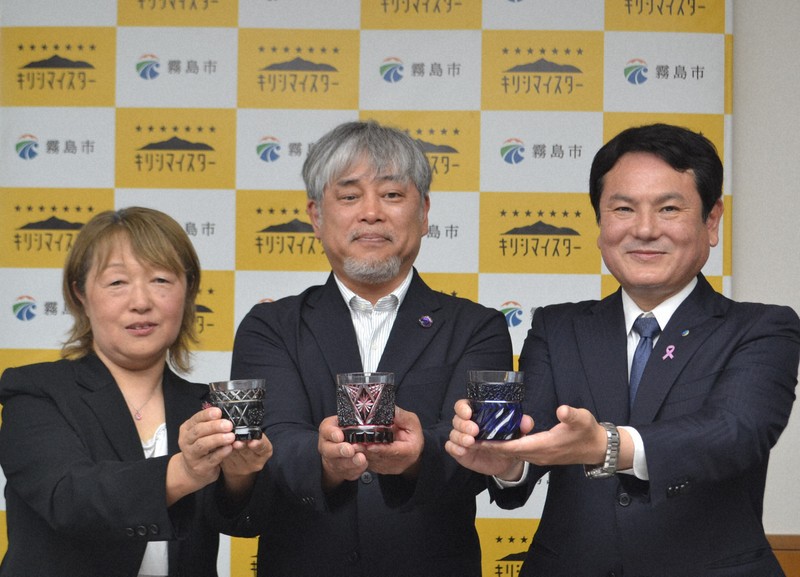 きらめく薩摩切子の器、底にゴジラ 表面には“皮膚の質感”を表現 [写真