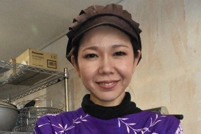 自社開発した鹿肉の缶詰を手にする三宅智子料理長＝岐阜市玉宮町で2024年3月26日、太田圭介撮影