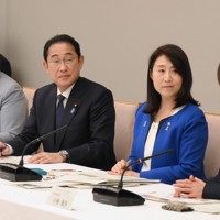 女性の職業生活における活躍推進プロジェクトチームの会合で、参加者の話を聞く岸田文雄首相（中央左）と矢田稚子首相補佐官（同右）＝首相官邸で2024年4月24日、平田明浩撮影