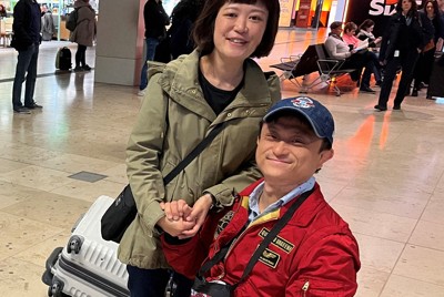 ベルリンの空港で合流した五十嵐朋子記者（左）と夫の諏訪正晃＝ベルリン・ブランデンブルク国際空港で2024年4月6日午前9時16分、空港利用者撮影