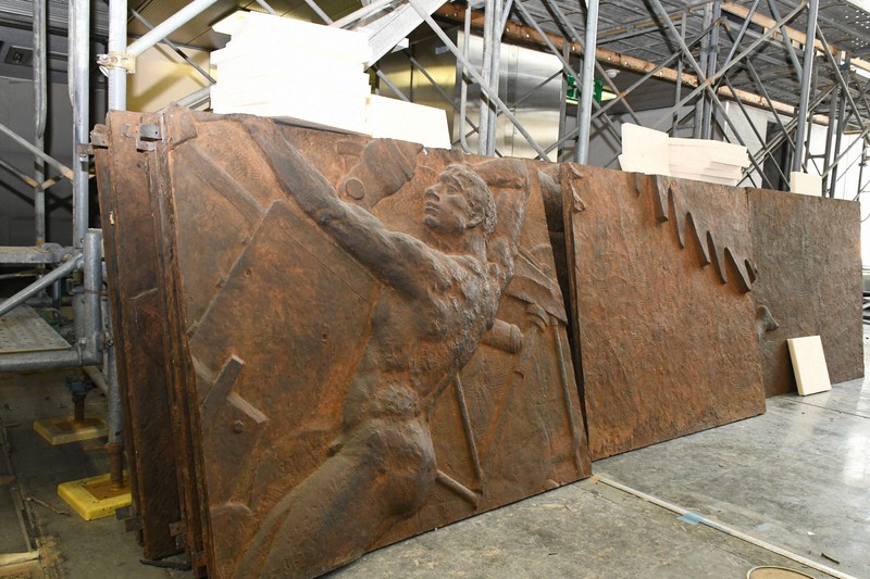 北海道銀行の巨大レリーフ、撤去 「貴重な文化財」 再展示目指す [写真