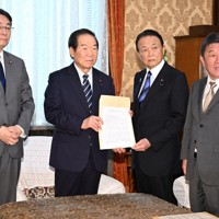安定的な皇位継承に関する自民党の所見を額賀福志郎衆院議長（中央左）に手渡す麻生太郎副総裁（同右）。右端は自民の茂木敏充幹事長、左端は海江田万里衆院副議長＝国会内で2024年4月26日午前11時29分、平田明浩撮影