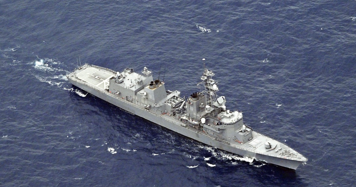 冷たい海に今もつかって」 海自ヘリ墜落1週間、機体回収は難航か