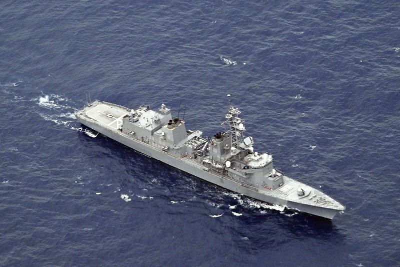 冷たい海に今もつかって」 海自ヘリ墜落1週間、機体回収は難航か