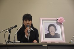 新型コロナウイルスワクチンの危険性を伝えないまま接種を推奨したのは違法として、国に損害賠償を求める訴えを起こした女性。母の死因とワクチンの因果関係は国が認めている＝北九州市小倉北区金田1の北九州弁護士会館で2024年4月22日午後、井土映美撮影