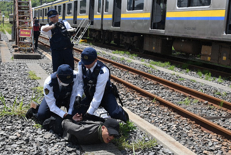 列車テロ想定し訓練 一宮 県警とJR、連携確認 ／千葉 | 毎日新聞